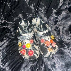 CROCS Black & White marble Tie-Dye Clogs with Bright hippie Floral Charms m5 w7